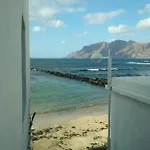 Caleta De Famara Primera Linea Con Balcon 아파트 *