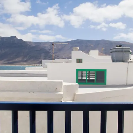 Famara - Beachfront, Balcony & Ocean Views!