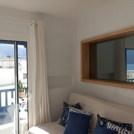 Apartmán Famara - Beachfront, Balcony & Ocean Views! Teguise (Lanzarote)