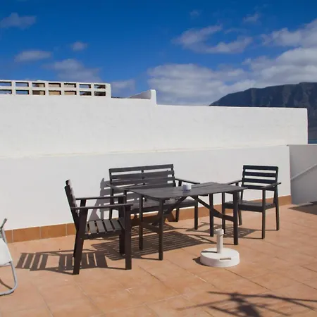 Apartmán Famara - Beachfront, Balcony & Ocean Views! Teguise (Lanzarote)
