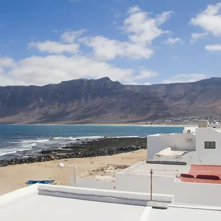 Famara - Beachfront, Balcony & Ocean Views!