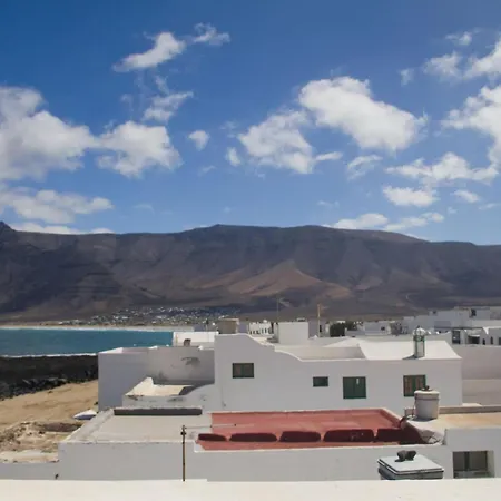 Famara - Beachfront, Balcony & Ocean Views!