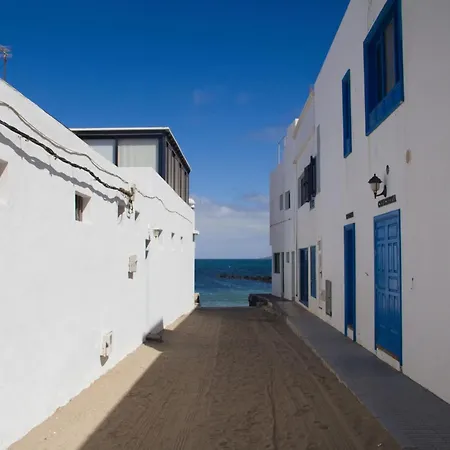 Apartmán Famara - Beachfront, Balcony & Ocean Views! Teguise (Lanzarote)